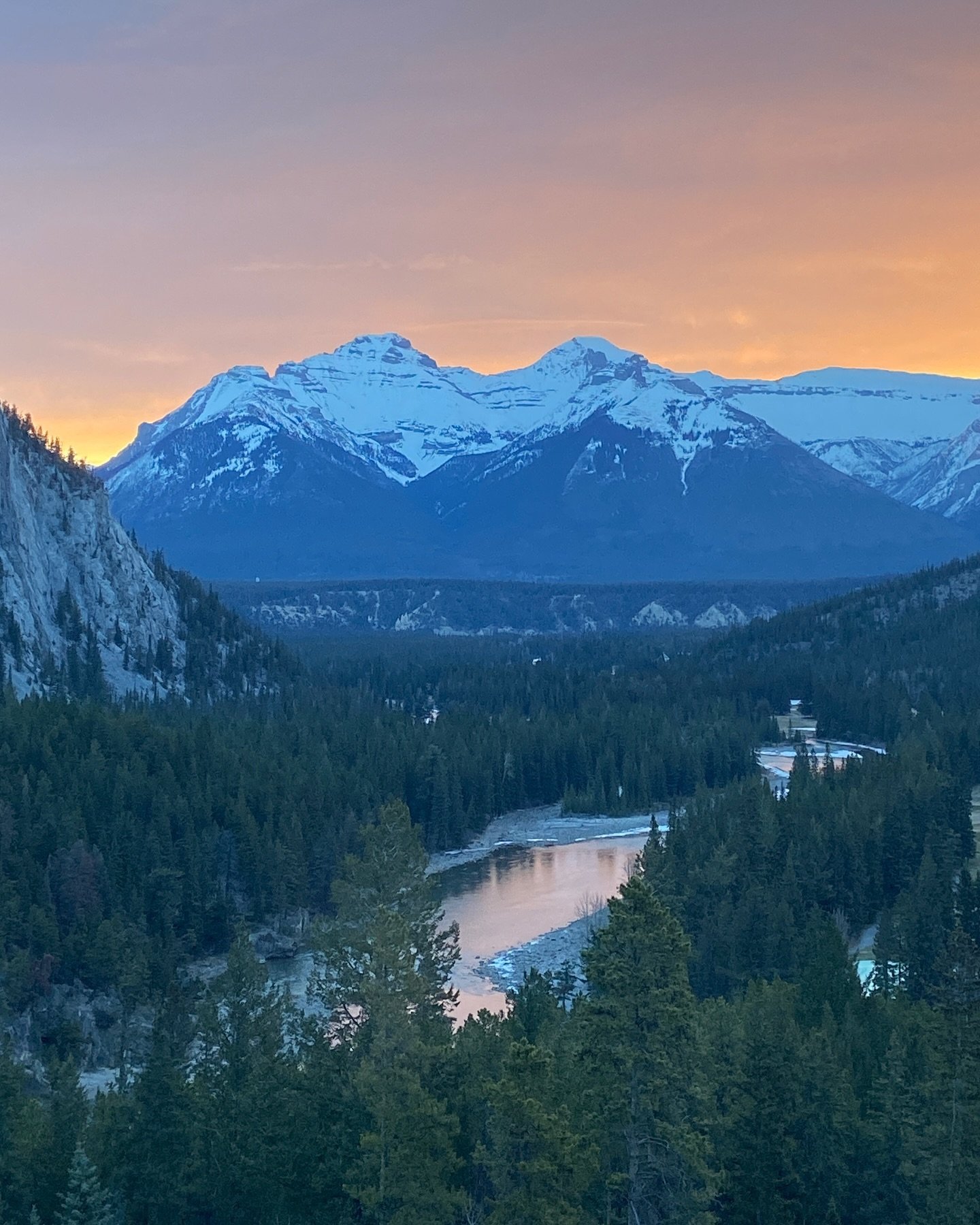 Just waking up to this view from our window at @fairmontbanff 
🏰🇨🇦🧡