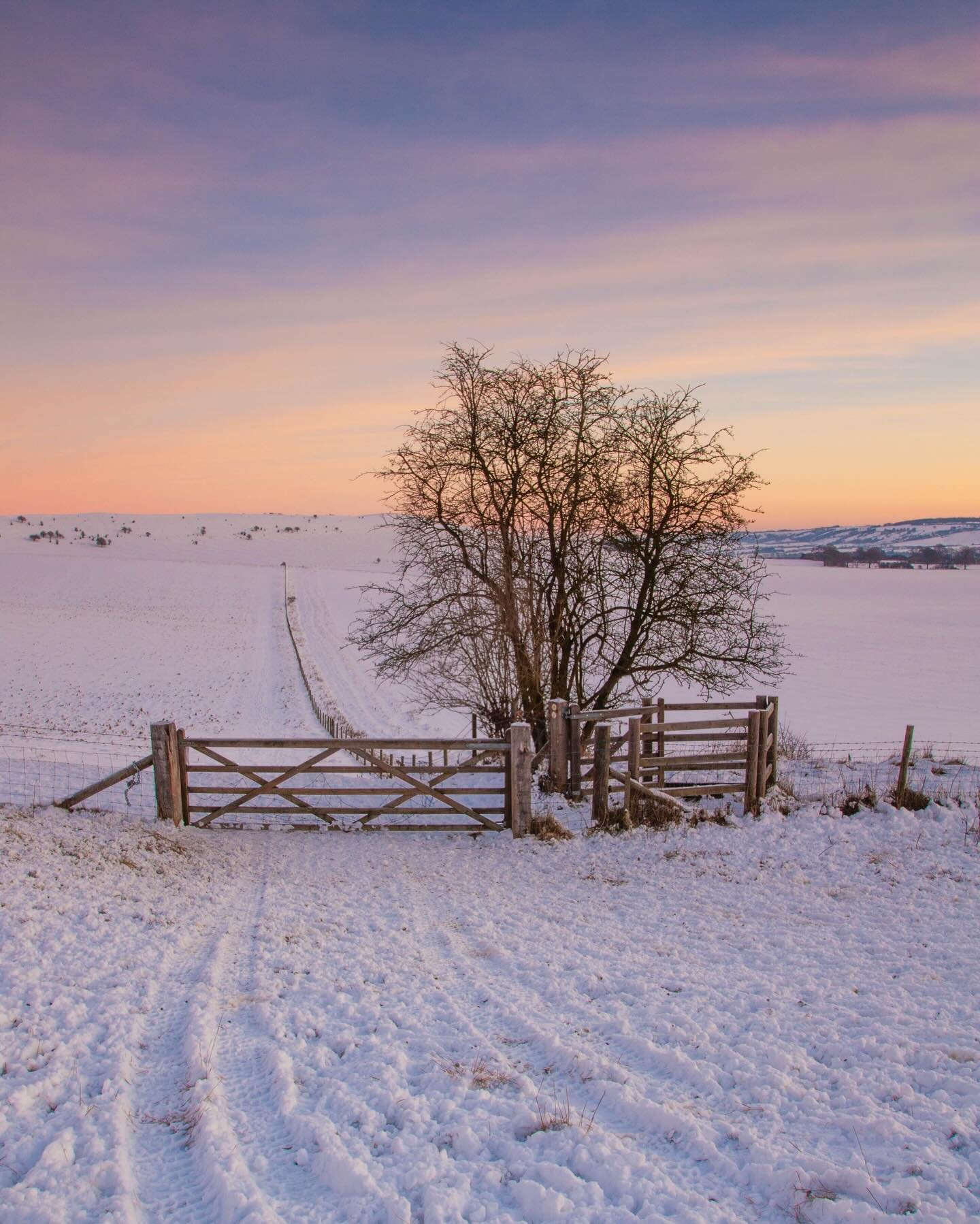 Welcome December!

Throughout the month I will be posting winter scenes that I have captured ❄️

Let&rsquo;s start with a beautiful scene from near to where I live in the Chilterns, this is Ivinghoe Beacon. It was a stunning sunrise and I had this lo