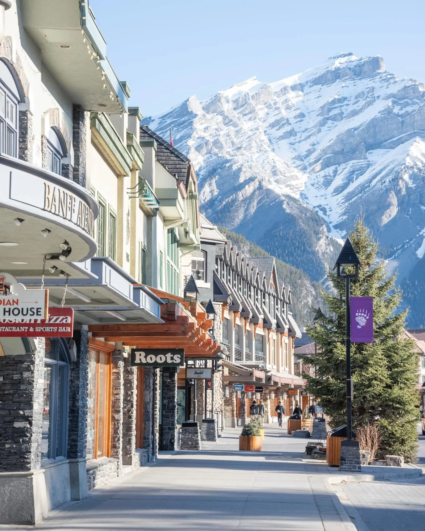 Today&rsquo;s &rsquo;winter&rsquo; capture is a favourite of mine, visiting Banff in Canada 🇨🇦 and seeing this view along Banff Avenue looking towards Cascade Mountain. 

The mountain is a located in the Bow River Valley of Banff National Park, adj