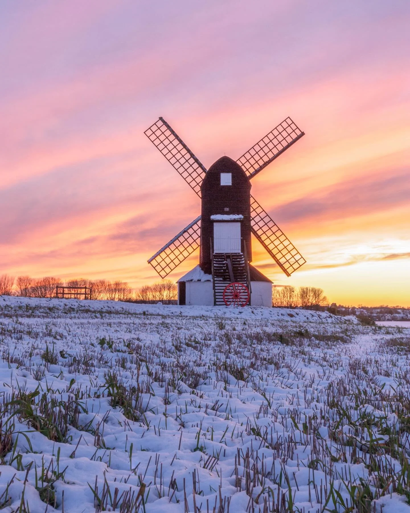 We&rsquo;re back at the windmill for today&rsquo;s &lsquo;Winter&rsquo; scene. Taken a couple of years ago during a beautiful sunset, I was quickly trying to capture the scene from different angles before the light faded. 

Pitstone Windmill is reput
