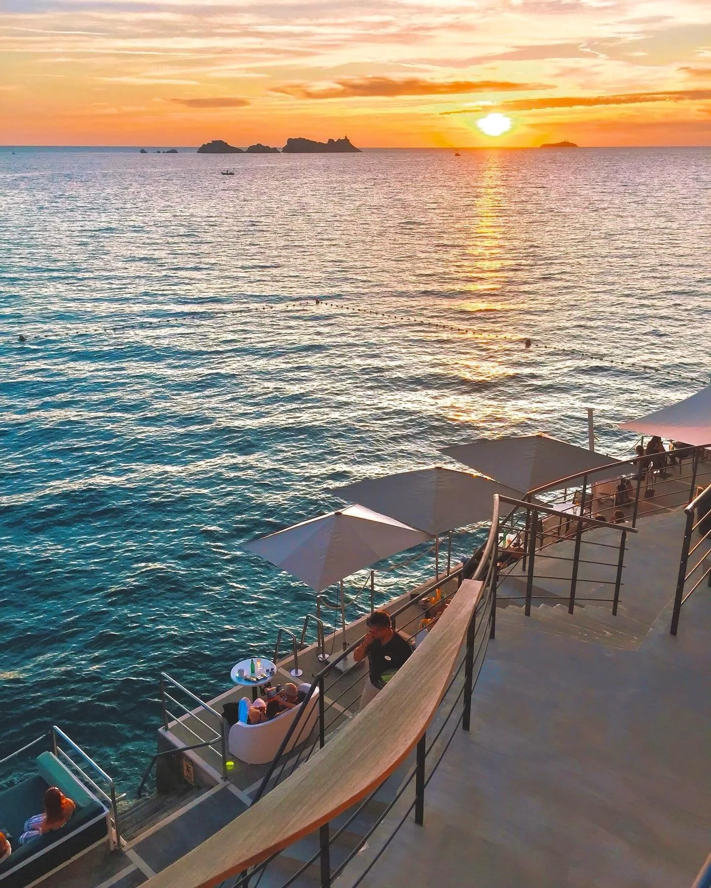 Now that we are nearly halfway through January, thoughts are turning towards those lovely warm summer evenings, booking up holidays and photographing scenes like this one at @hotelmoredubrovnik in Dubrovnik ☀️