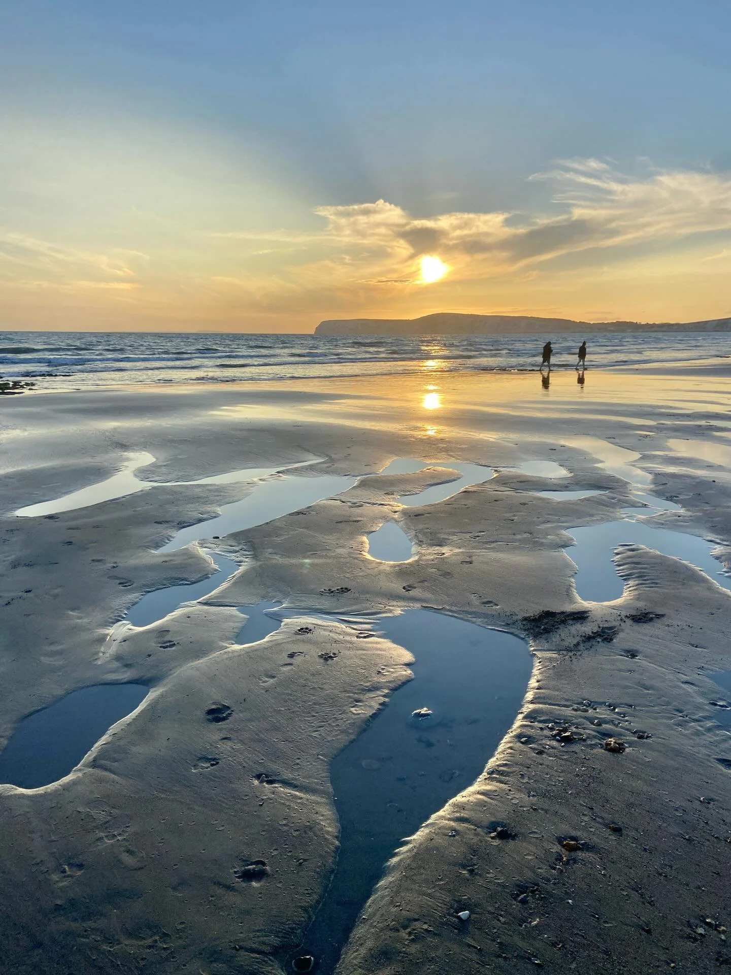 Next week we will be on the @visitisleofwight staying at the fabulous @buddle_place_iw in a 19th Century converted barn 🏡 

Located on the southernmost tip of the island, near to St Catherine&rsquo;s Lighthouse surrounded by National Trust downland,