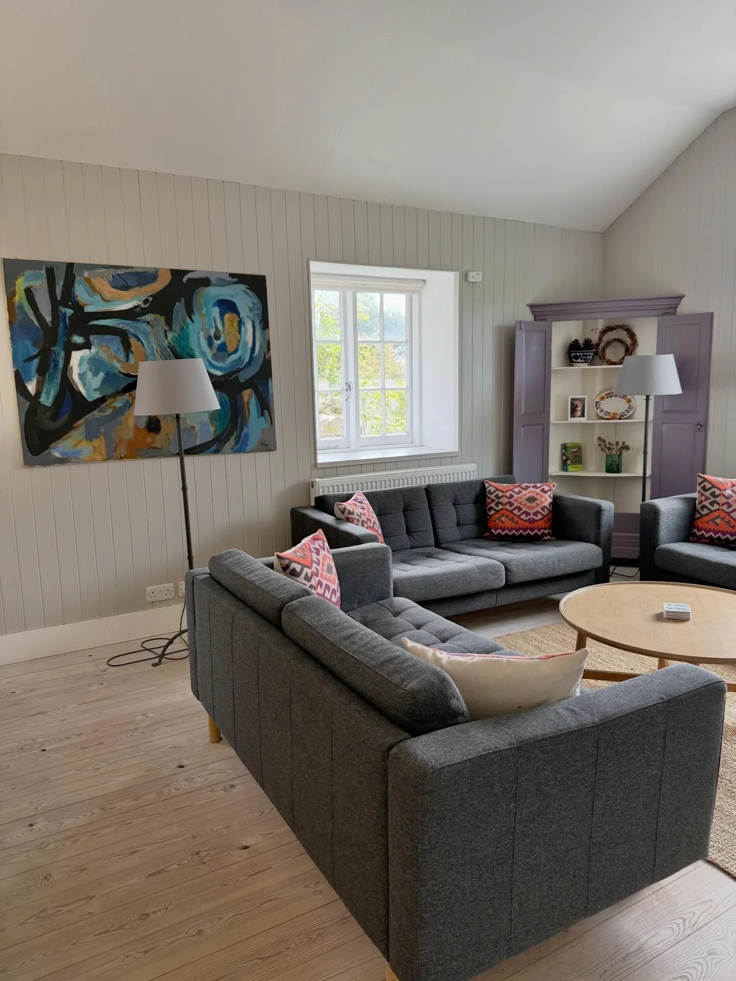 This afternoon I photographed The Stable, which is the other delightful property at @buddle_place_iw 

With all of the accommodation on one level and a private south facing garden, it&rsquo;s has everything that you need for an easy holiday. 

Sleepi