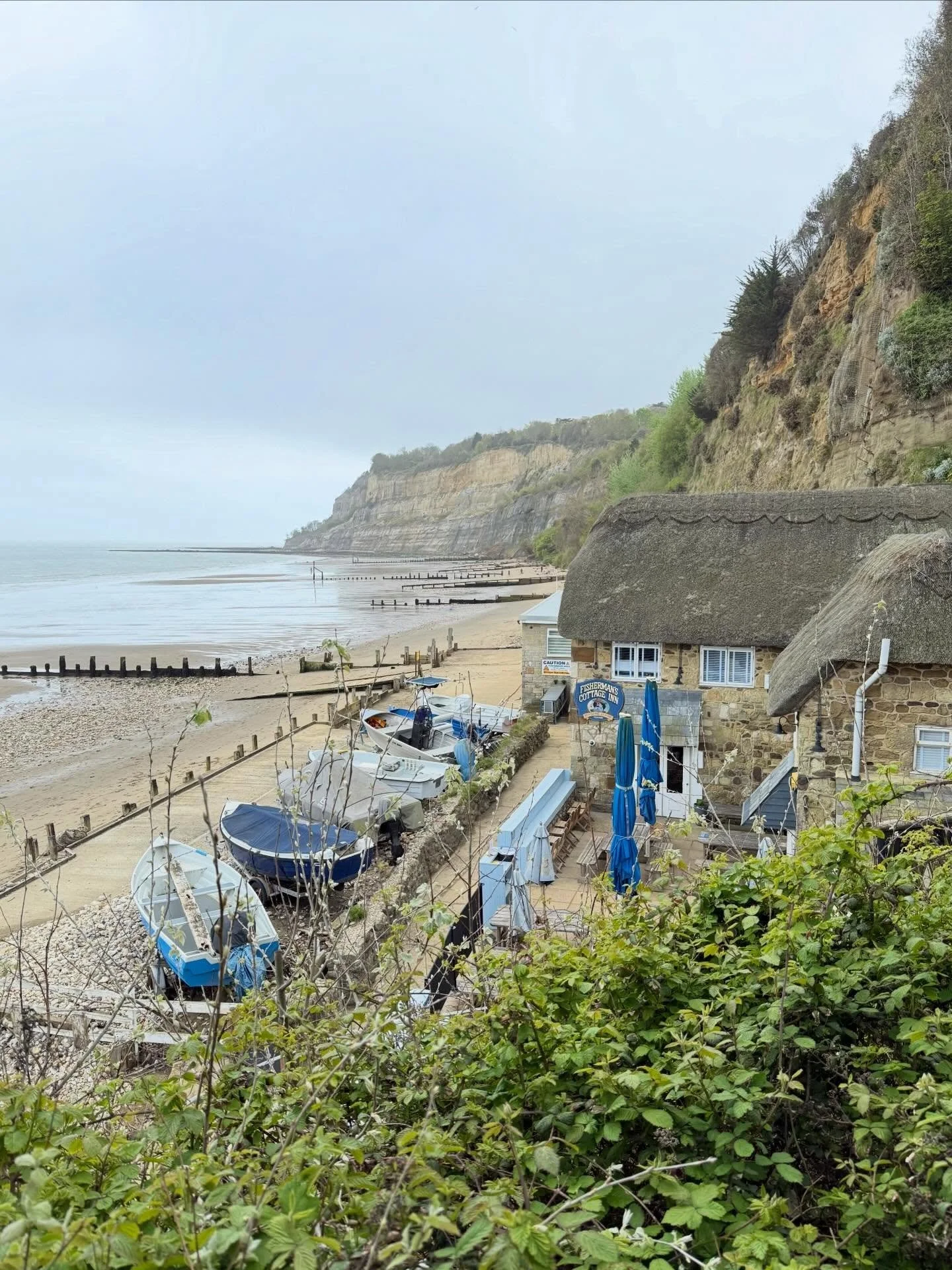 Day 4 of our stay at @buddle_place_iw and after a two mile walk with Riley 🐕 around the coastal walk next to the property, we had lunch at @finsbeachcafe 🍽️ in Sandown and then drove to Shanklin to walk along the beach 🏝️ capturing this beautiful 