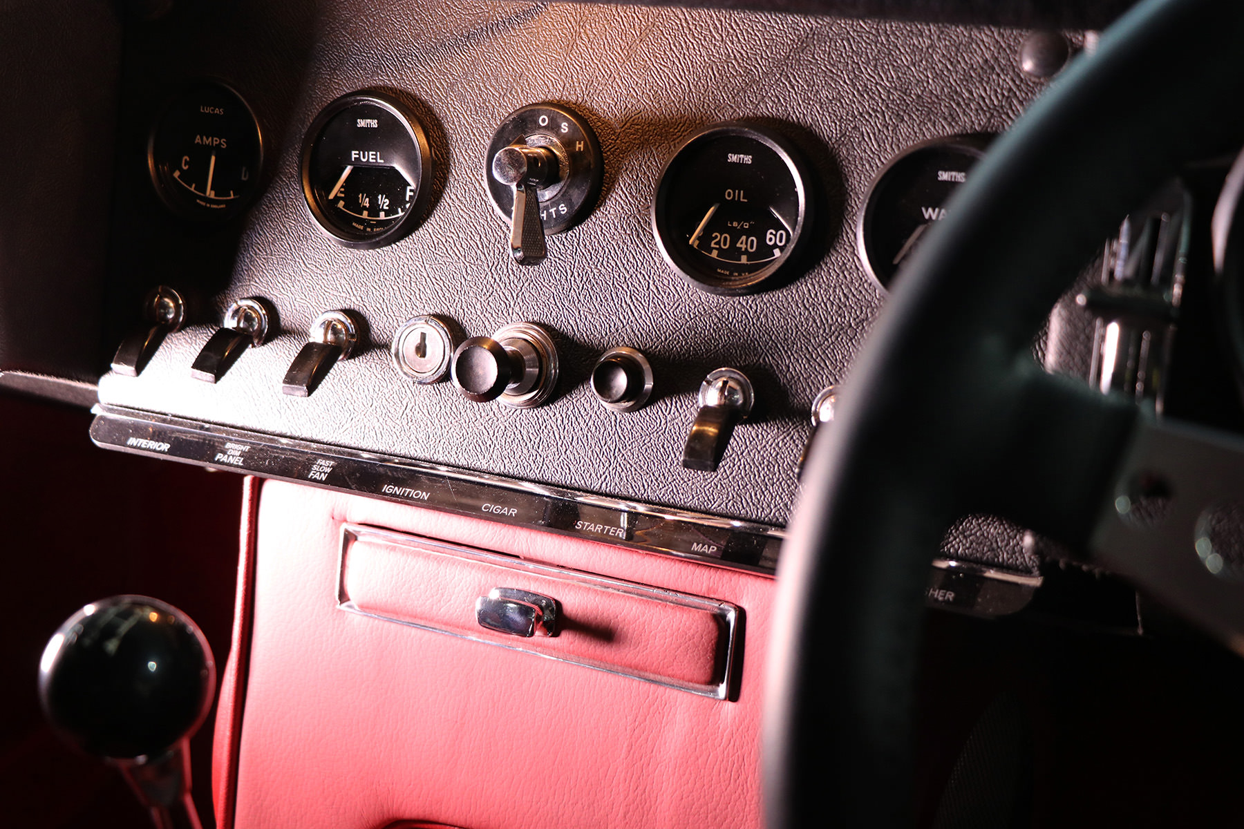 1966_opalescent_silver_blue_Jaguar_Sayer_etype_series _I_14_resized.jpg