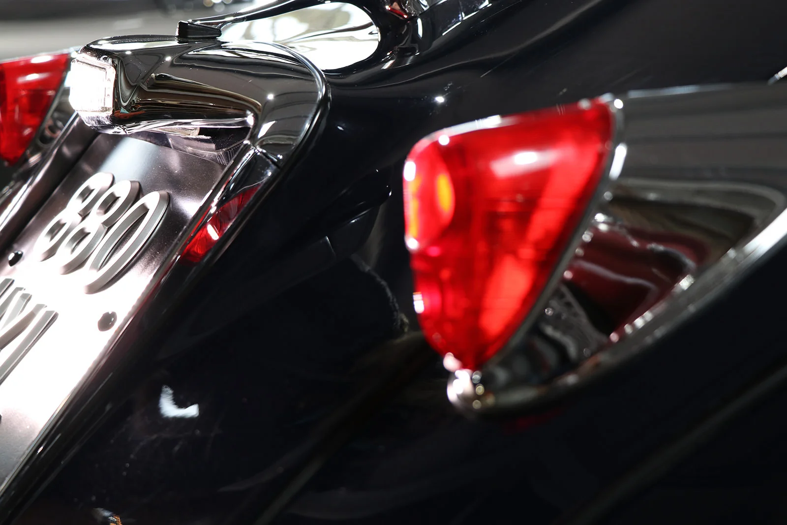 Jaguar_xk150_1959_sayer selection_wilkinson_blue_red_web_17.jpg