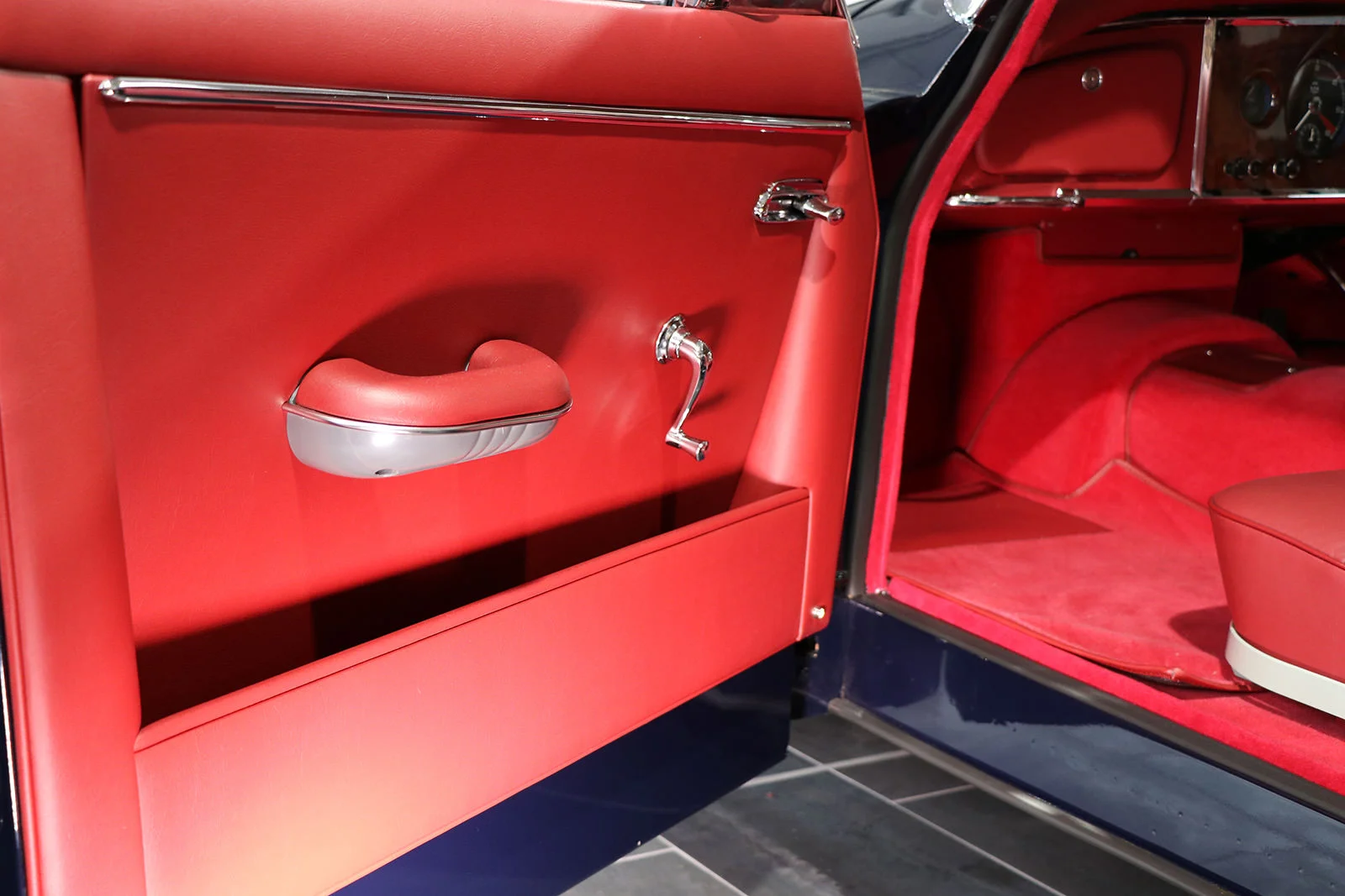 Jaguar_xk150_1959_sayer selection_wilkinson_blue_red_web_27.jpg