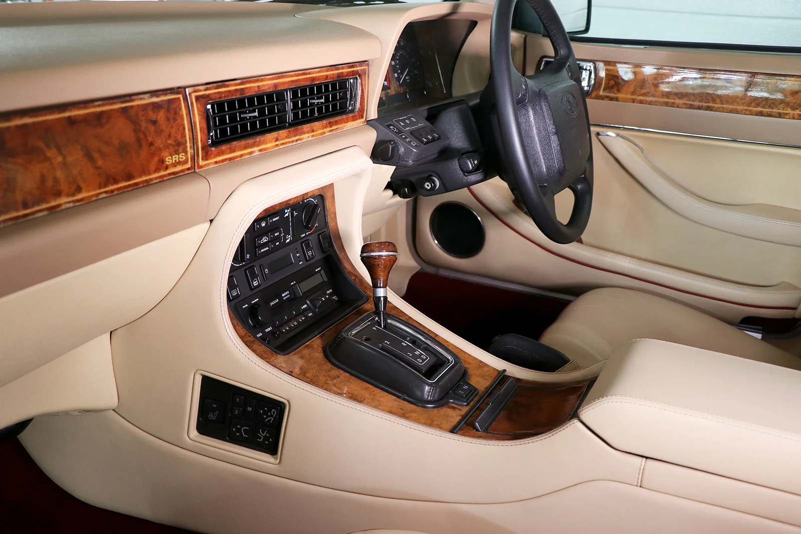 1994_Jaguar XJ40_V12_6 litre_silver_Daimler_Sayer Selection 2 web.jpg