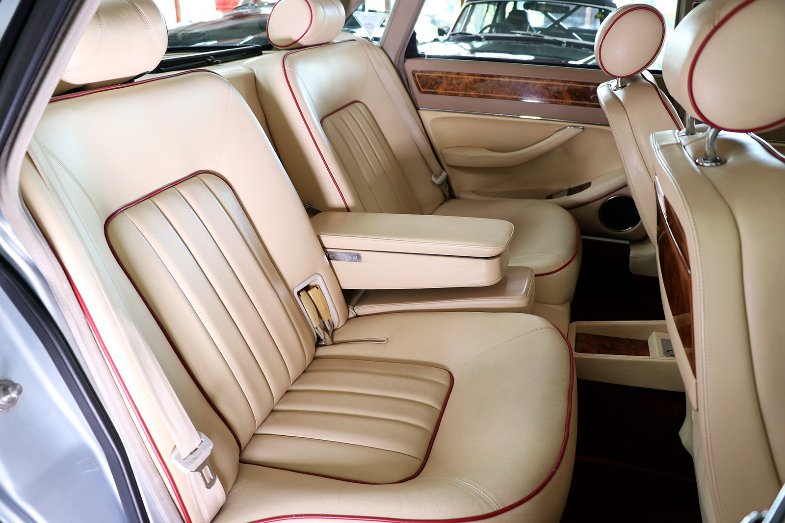 1994_Jaguar XJ40_V12_6 litre_silver_Daimler_Sayer Selection 4 web.jpg