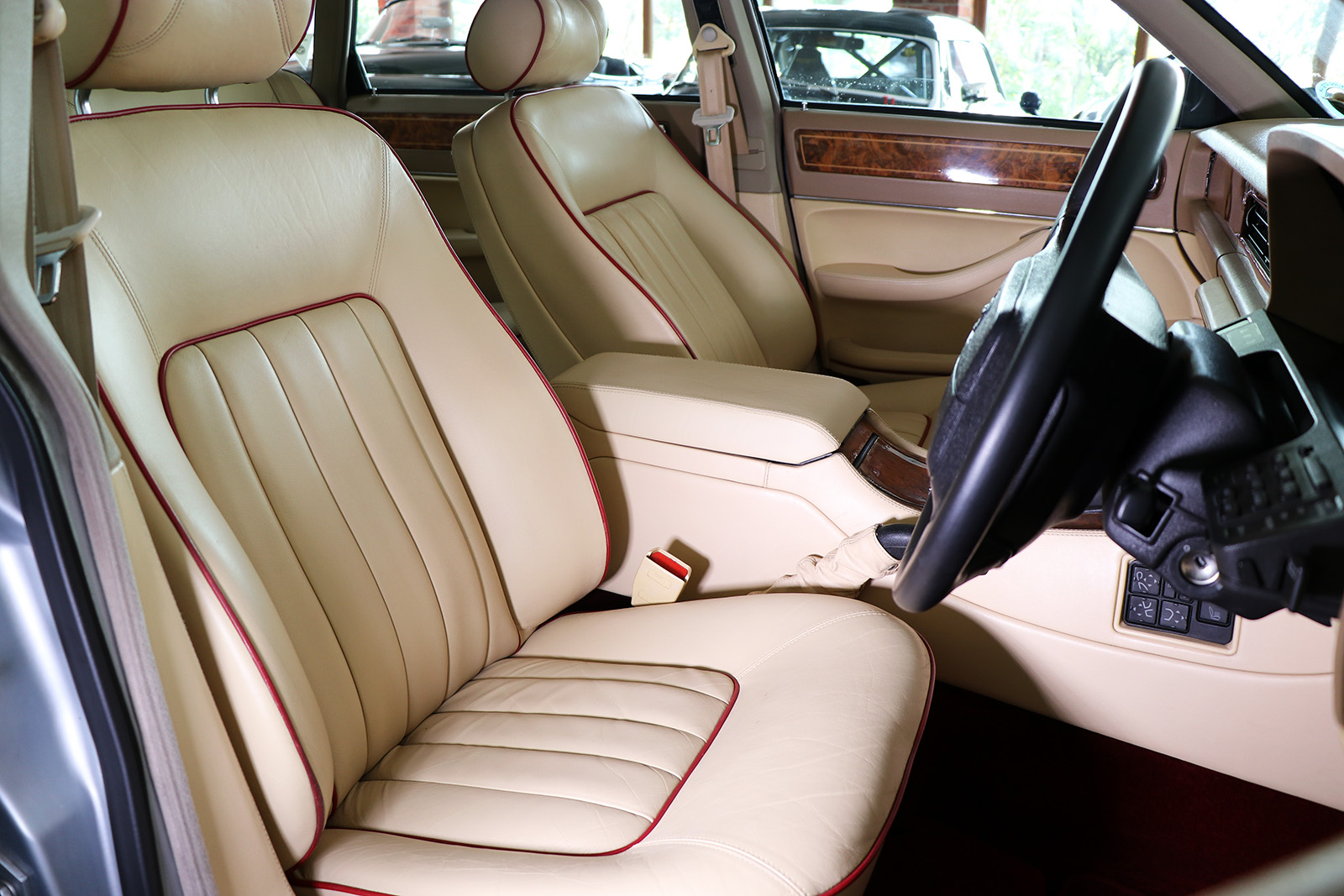 1994_Jaguar XJ40_V12_6 litre_silver_Daimler_Sayer Selection 5 web.jpg