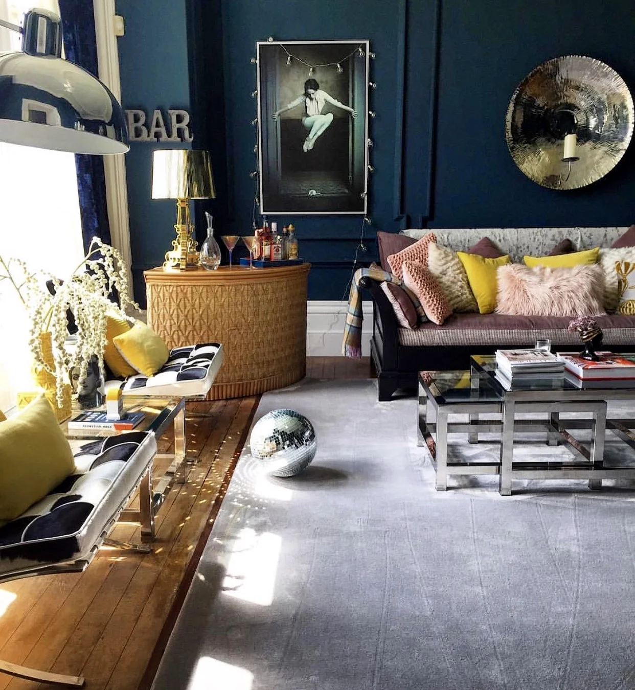 Amy's sitting room is proof that you can also use Silver and chrome against Blue walls without the room feeling cold, she has bare wood floors in here which add warmth and has added lots of texture and warm colours which make the room feel so welcoming...... I can just see myself at that Bar mixing a cocktail Can't you? @thisstyle_rocks