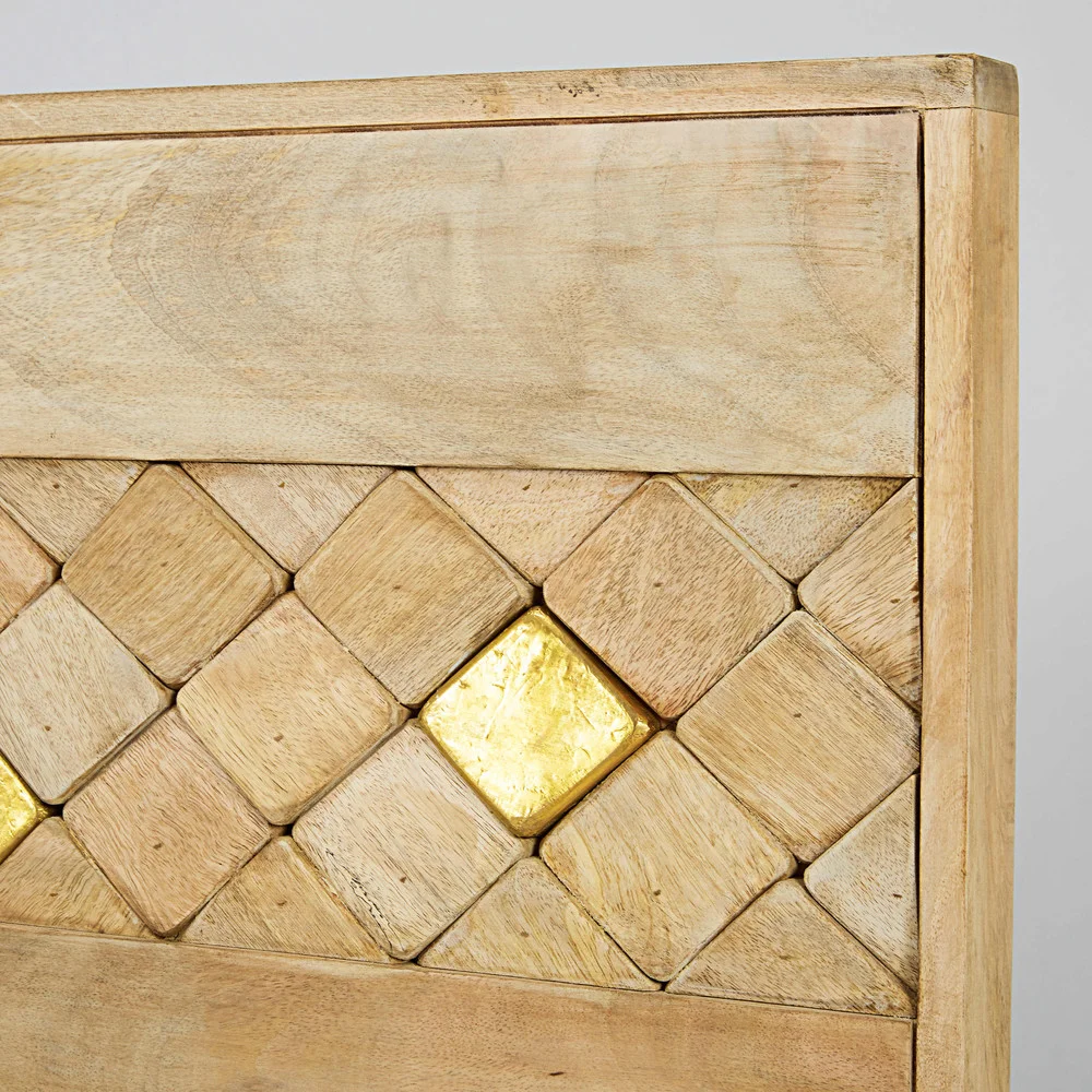 Just look at that headboard with a beautiful interplay of relief diamonds in wood and gold metal..... Just beautiful.