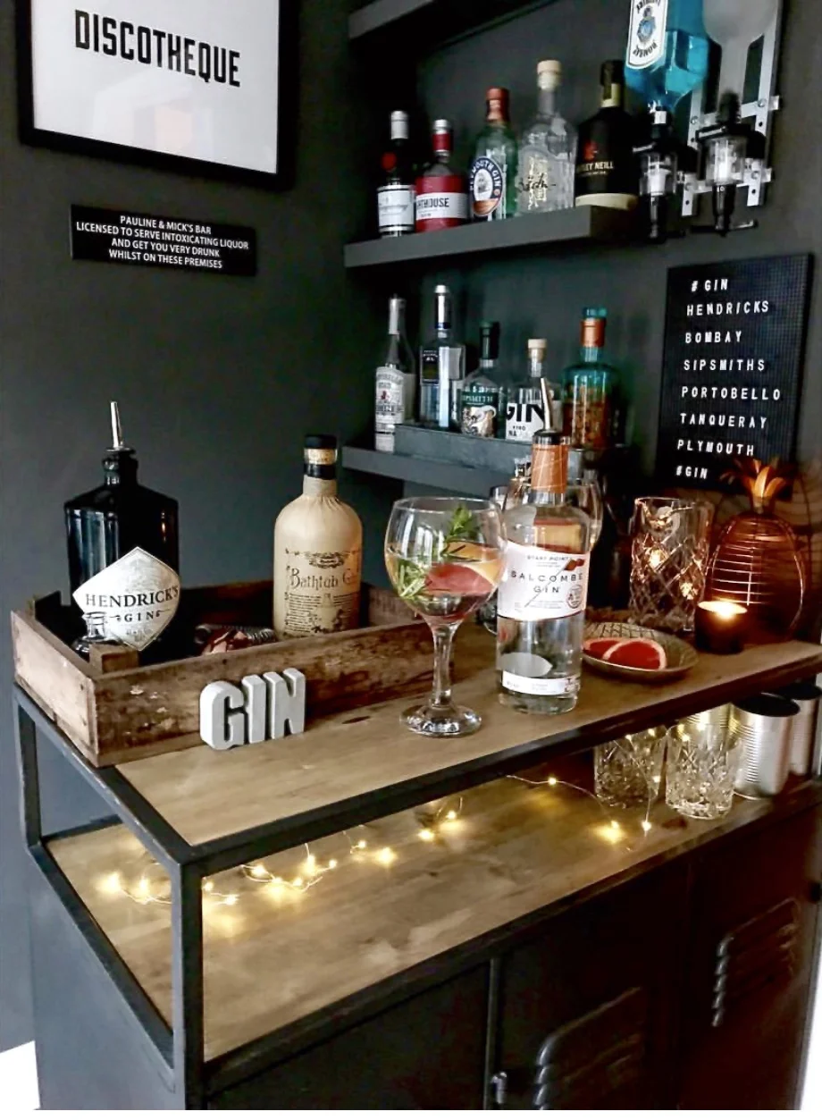 Pauline has incorporated both a cabinet and Gin shelves into the bar area in the corner of her 2nd sitting room. She turned into a bar room when her kids were in their late teens about 10 years ago so they had somewhere to have all their parties and pre drinks..... What a cool Mum! @paulinesimpkin6