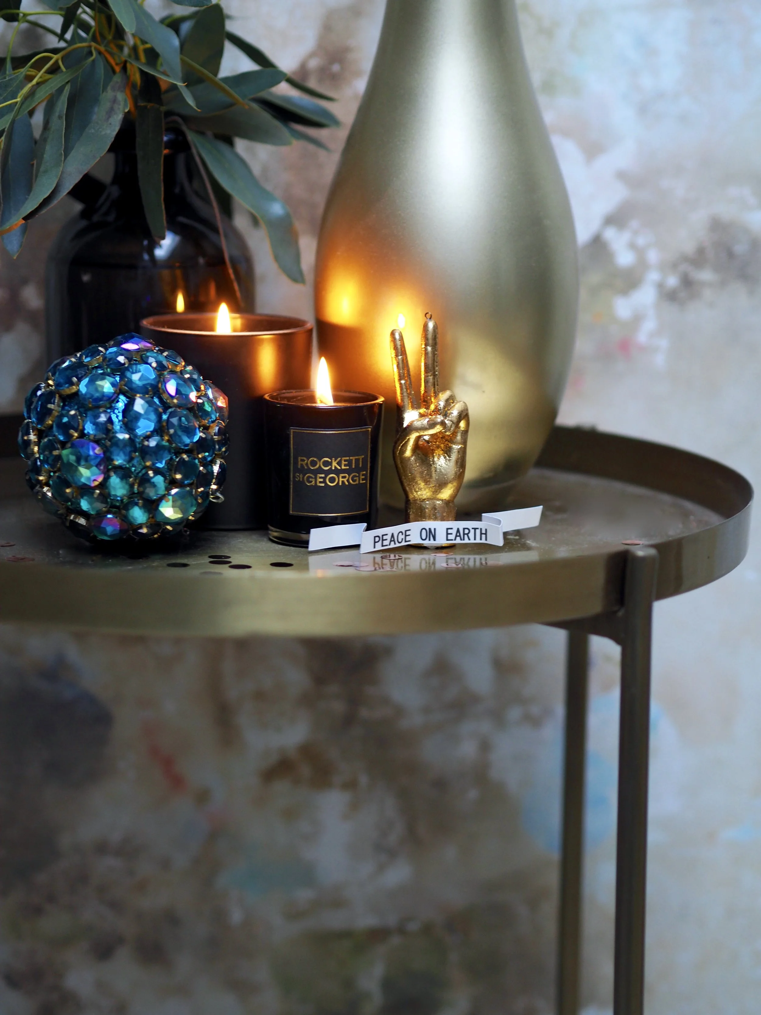Such a cool decoration- I’ve popped it on the gold side table here as well as on the tree…. Peace On Earth Hand Decoration