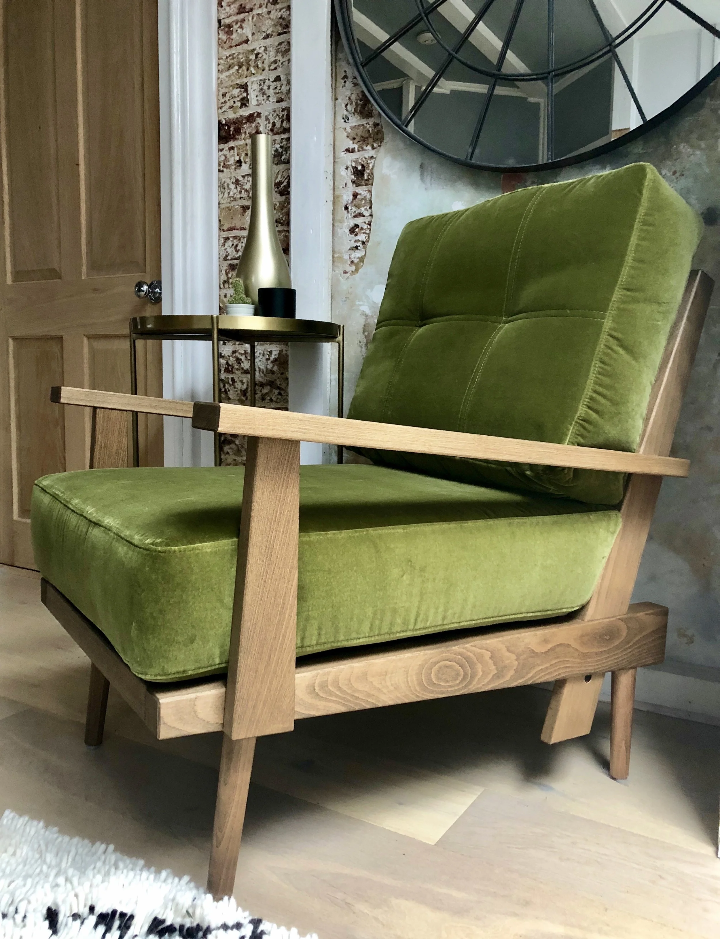 The darker english oak frame works perfectly here as I have oak internal doors and a limed white oak engineered floor, as they are all slightly different tones it adds interest rather than looking a bit flat as it would if they were all the same.