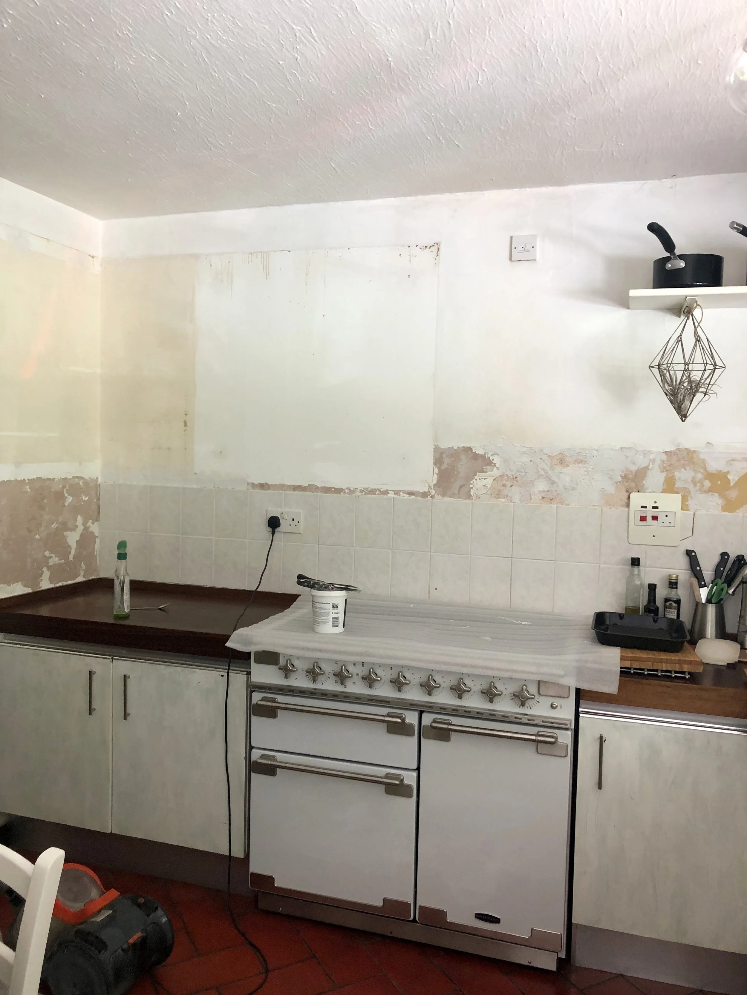 The range cooker is in and the walls filled and sanded….. Next job updating the tile run and wallpapering the back wall…..