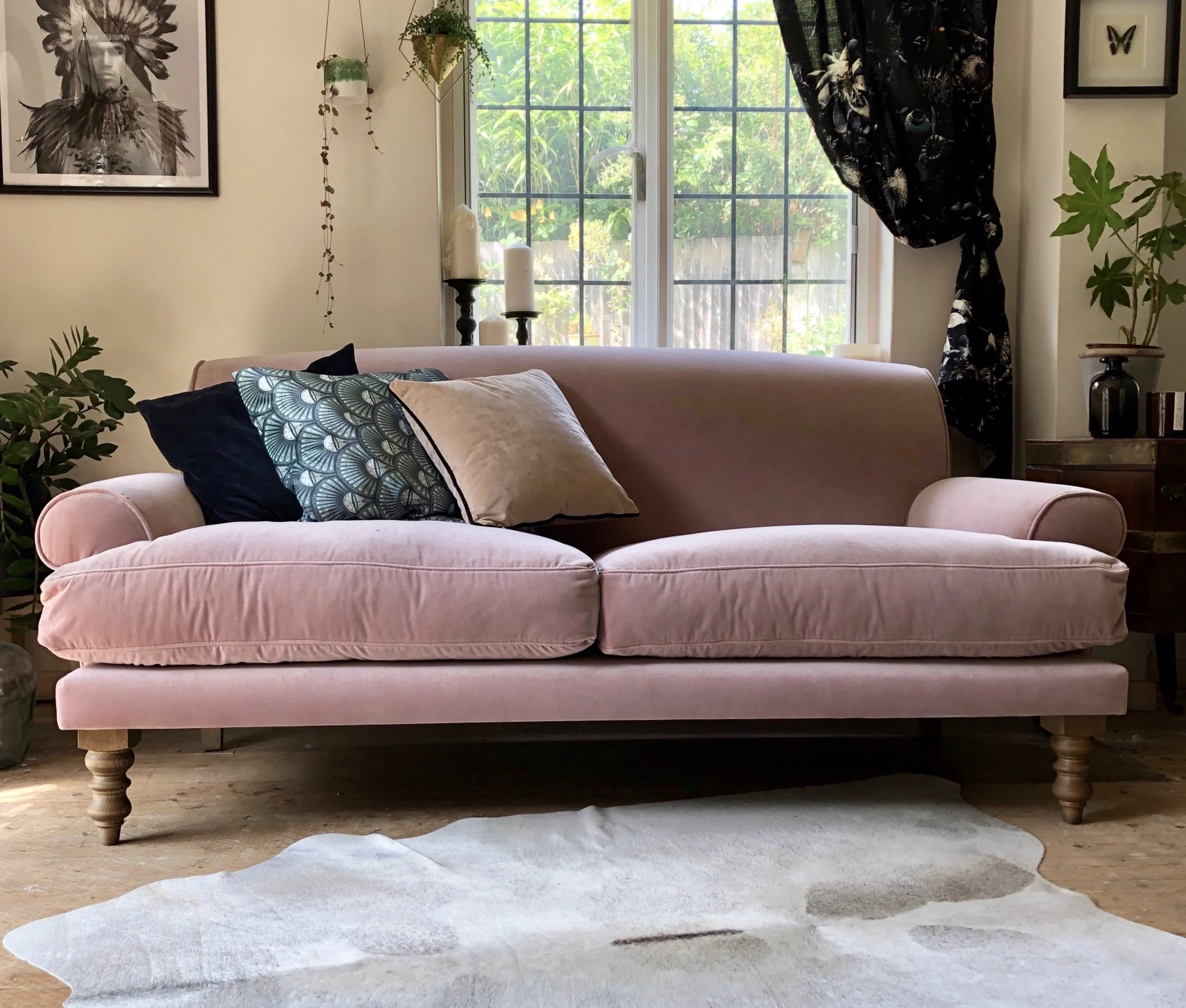 The blue, green and beige cushions look beautiful against the dusky pink…..