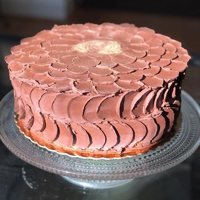 A “Mexican” (cayenne and cinnamon infused) chocolate cake with chocolate ganache to celebrate the imminent arrival of a new baby boy. May the tracks he leaves in life be more definitive and lasting than these!(😔👉🏻). Congrats Mom &