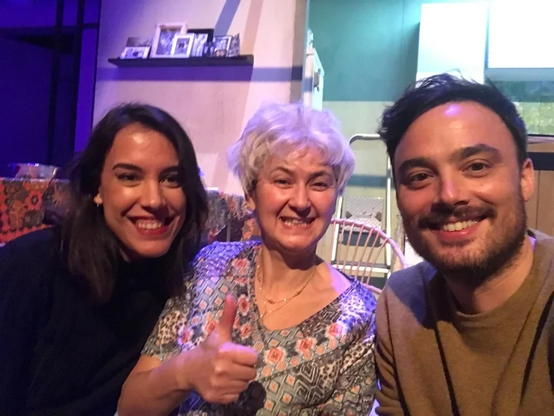 Met Gouwe Pinda's Nonni (Bodil de la Parra) en eeuwige vriend Chris Belloni na afloop van de voorstelling. 02 januari 2017.