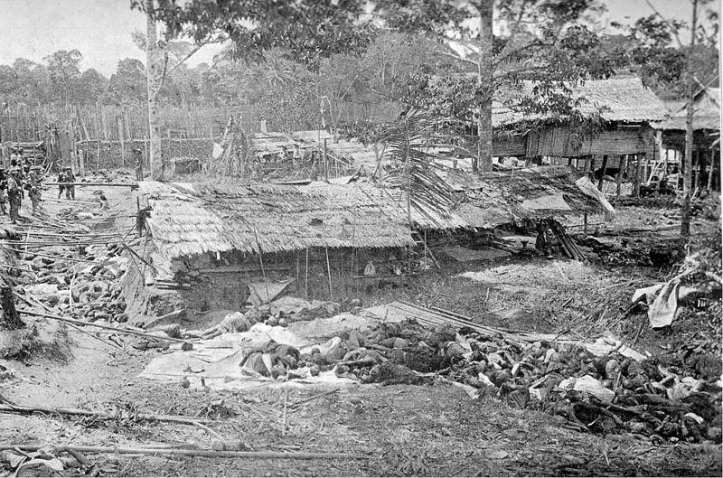 Foto van de slachtpartij in Kuta Reh, tijdens de Atjeh Oorlog in 1904: De dorpelingen van Kuta Reh besloten om zich niet over te geven. Zij hadden als verdediging slechts een aarden wal en 75 ouderwetse voorladers. Van Daalen, die gewend was om de tactiek 'complete overgave of complete dood' te voeren, beval het dorpje aan te vallen. Bij de slachting werden 313 mannen, 189 vrouwen en 59 kinderen doodgeschoten