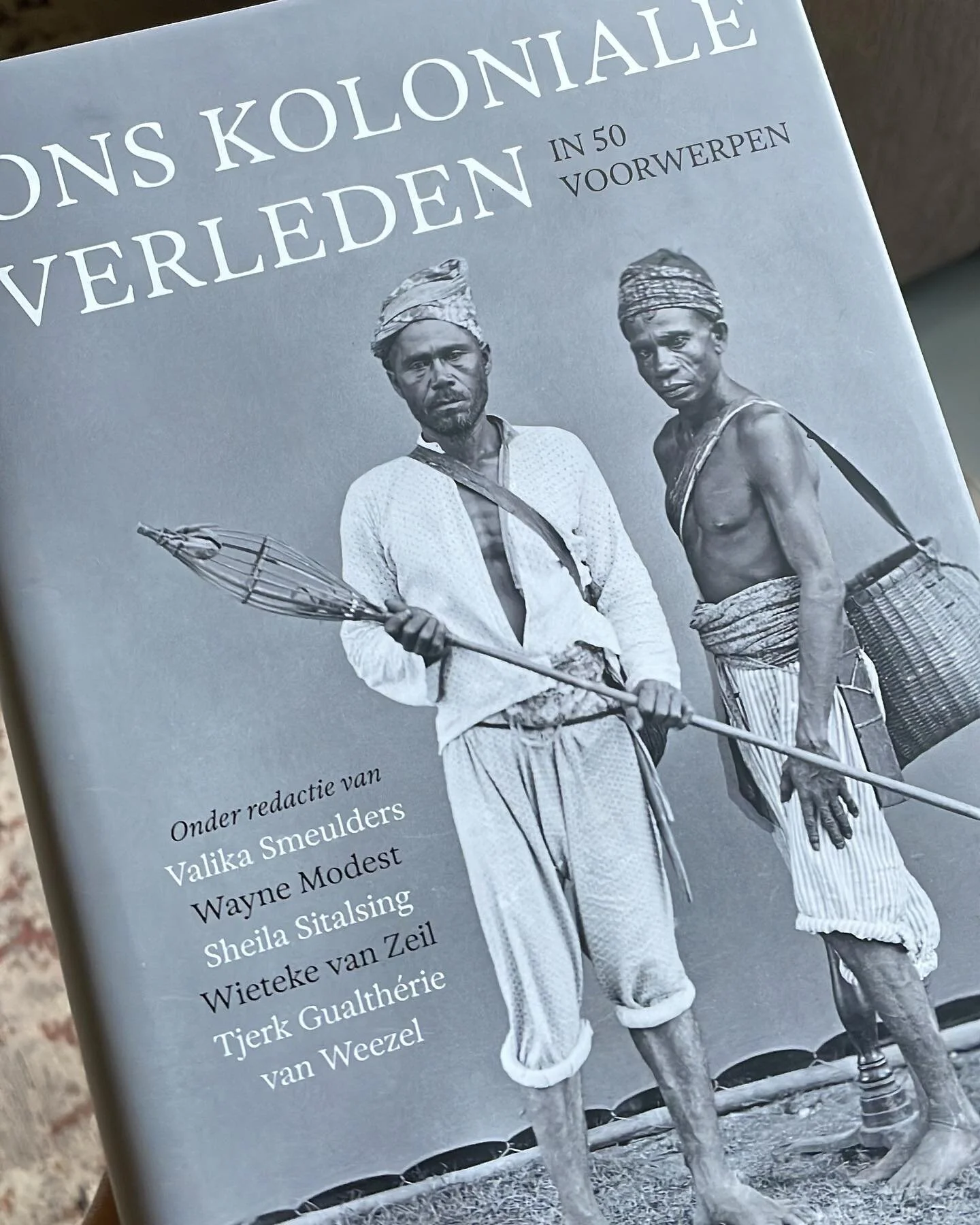 Koop Ons Koloniale Verleden in 50 Voorwerpen via de link onderaan m&rsquo;n Instagram bio. Ik doneer mijn royalties aan @thepcrf. (= 10% van de verkoopprijs excl. btw).
