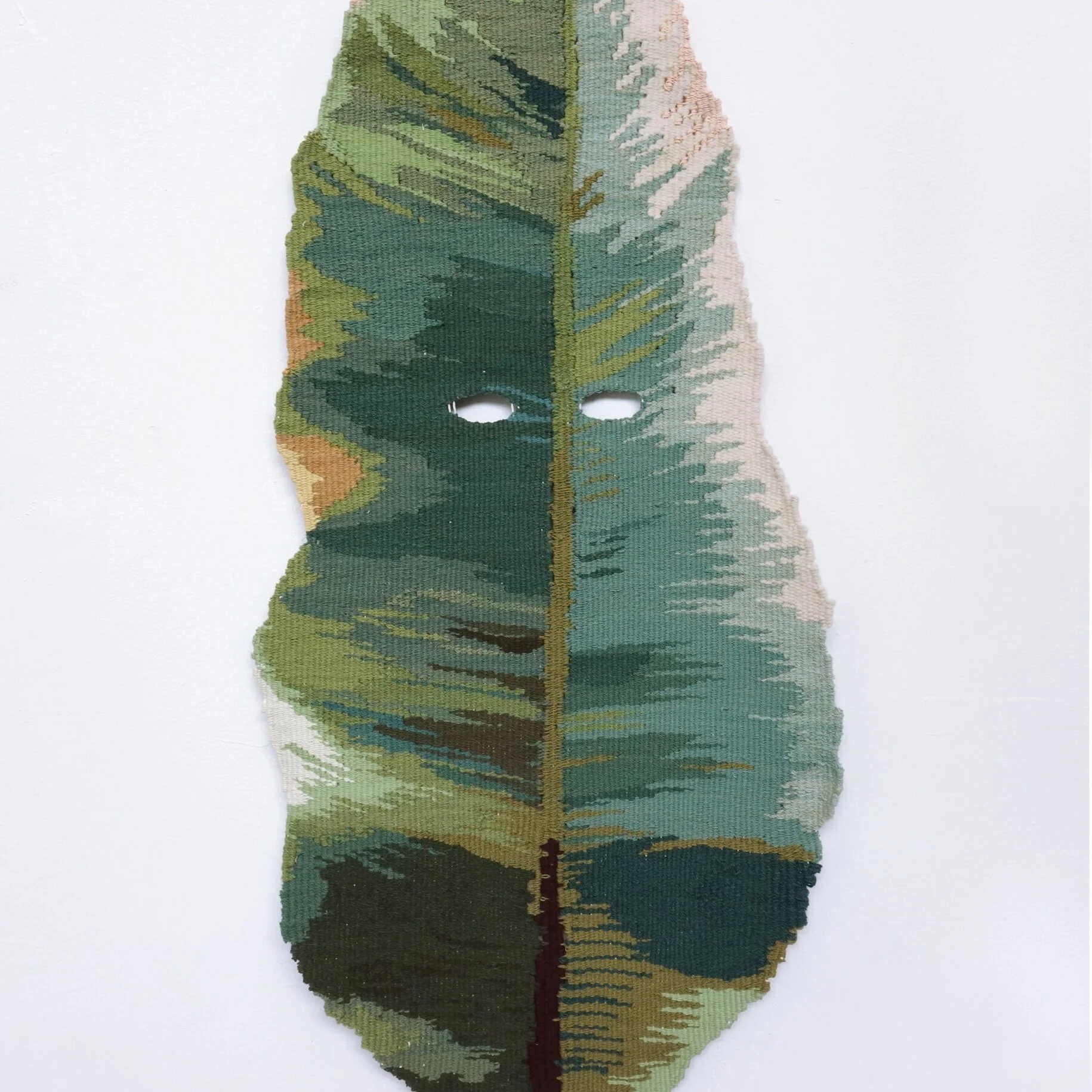 Ana Teresa Barboza    Mirando a través  , 2020 Tejido de algodón y oveja teñido con tintes naturales 130 x 50 cm Espacio Líquido + La Gran