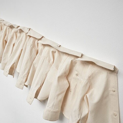  Claudia Casarino  Perpetua   ,  2019 15 camisas de lienzo rústico de algodón 70 x 173 cm aprox. Edición de 2/5 Galería Del Paseo 