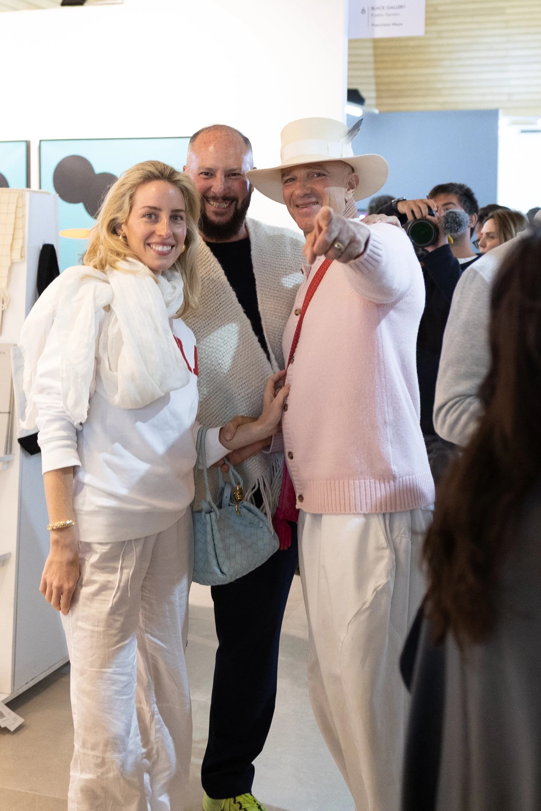 Alan y Grace Faena junto a Pablo León de la Barra en el preview de la feria Este Arte en José Ignacio96.jpg