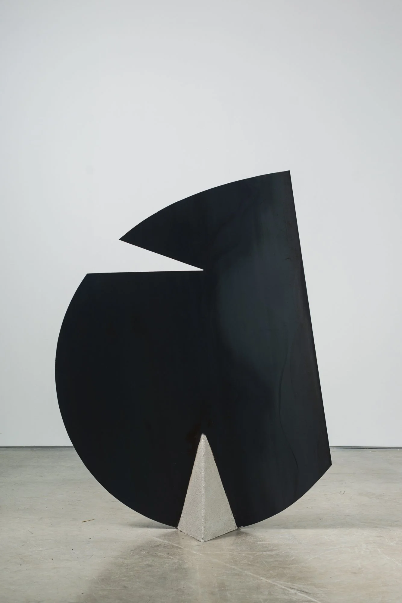 Jonathan+Vivacqua,+Taglio,+2025,+hierro,+cemento+y+pintura+de+hierro+micáceo,+150+x+114+x+42+cm+1.jpg