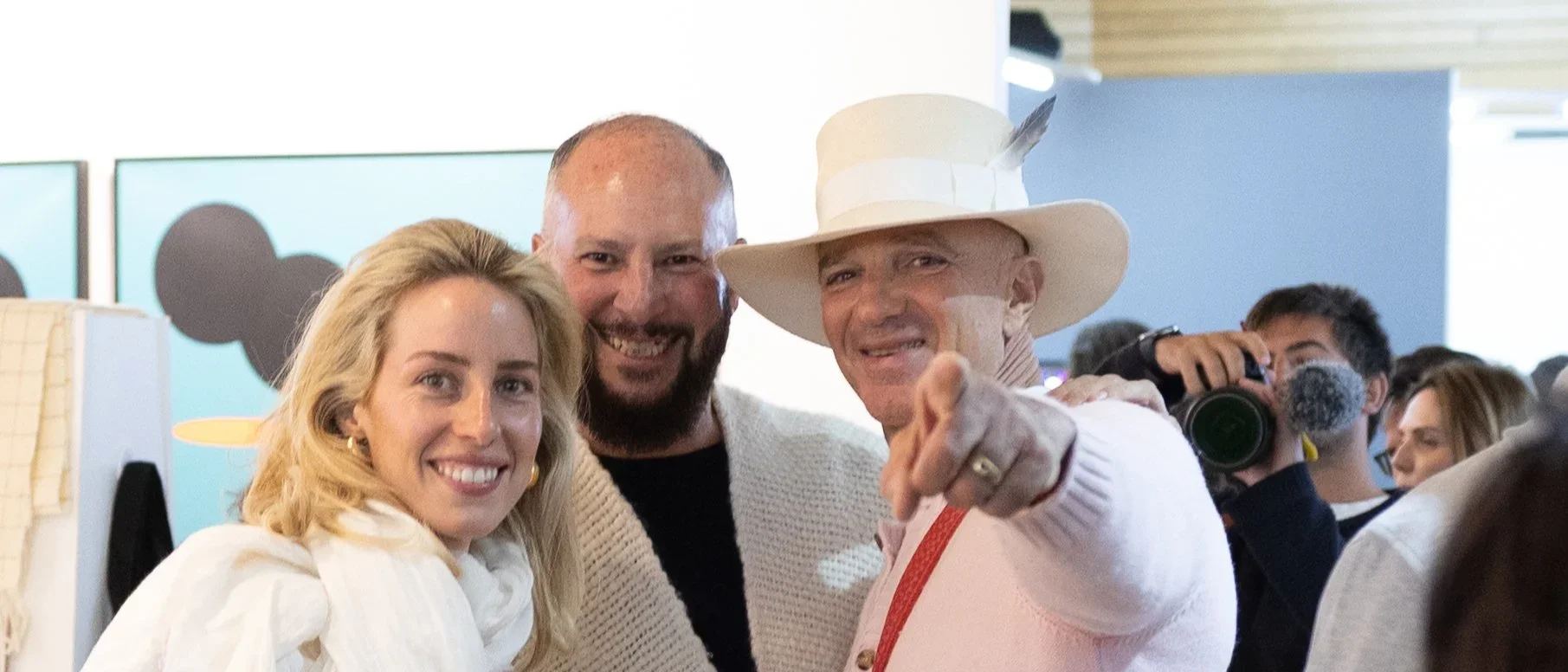 Alan+y+Grace+Faena+junto+a+Pablo+León+de+la+Barra+en+el+preview+de+la+feria+Este+Arte+en+José+Ignacio96+(1).webp