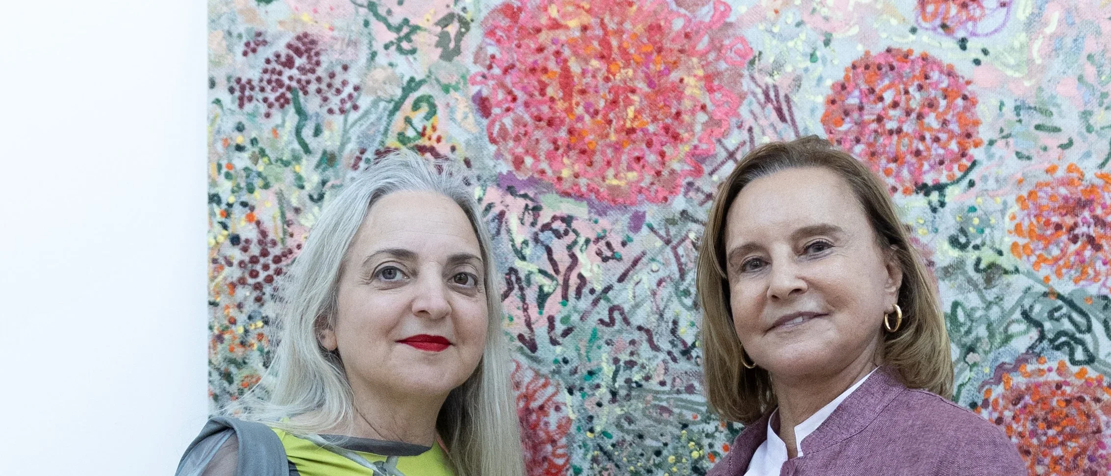 La+artista+Nicola+Costantino+junto+a+Teresa+Bulgheroni+en+el+preview+de+la+feria+Este+Arte+en+José+Ignacio37+(1).webp