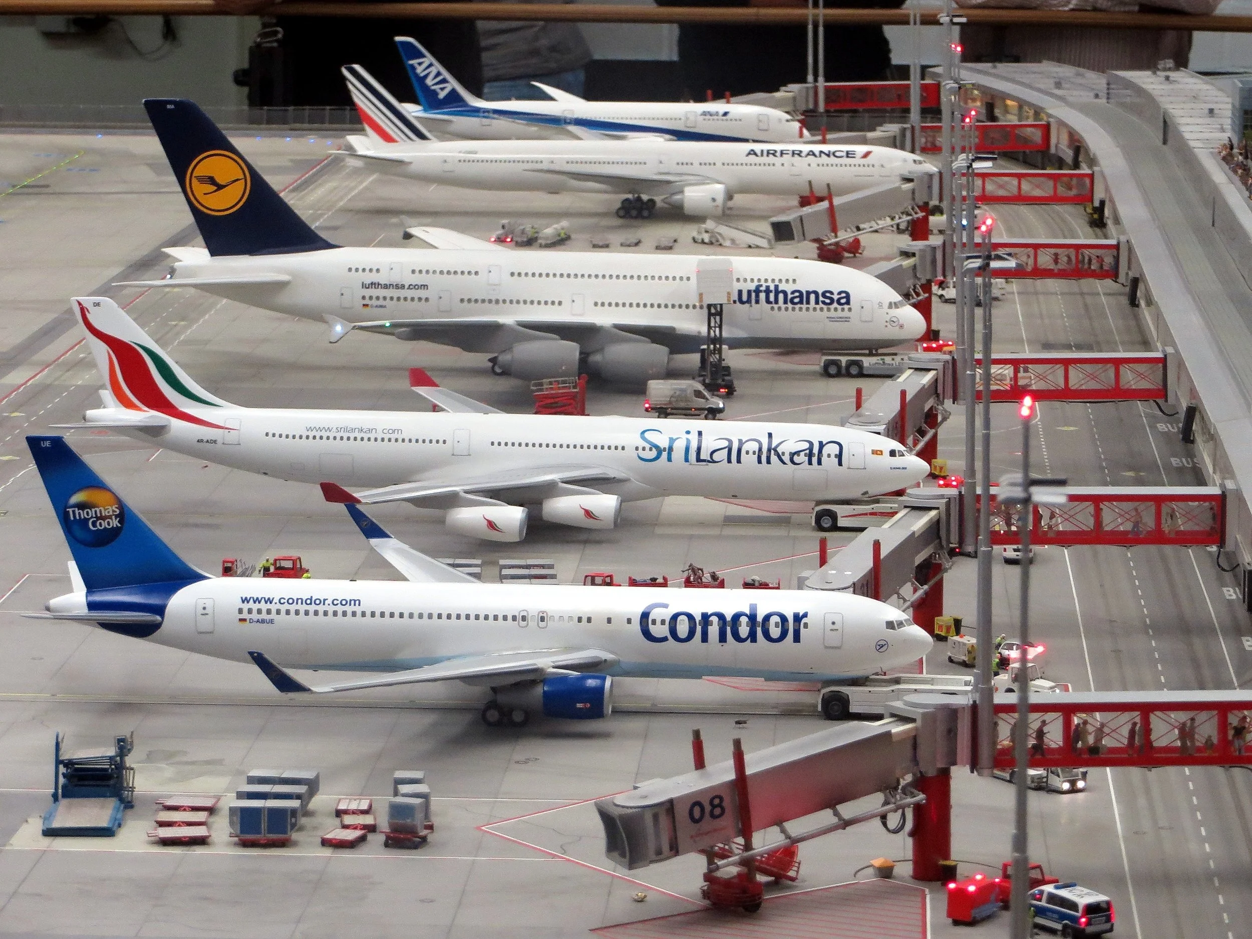 aeroplanes-aircraft-airline-163792.jpg
