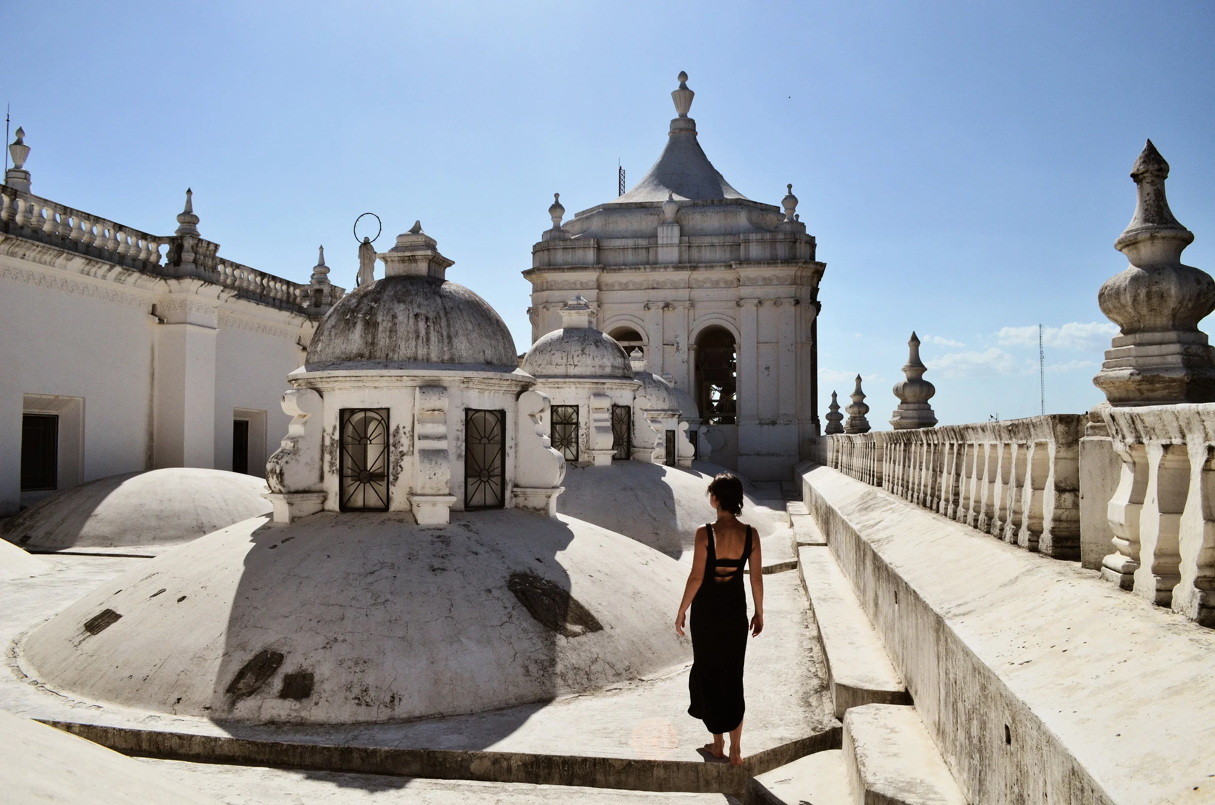 Walking barefoot on the rooftop of the Cathedral in León