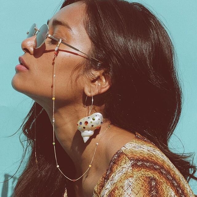 Sunnies and seashells | they matter ☀️.
&bull;&bull;&bull;
Repost @luiny