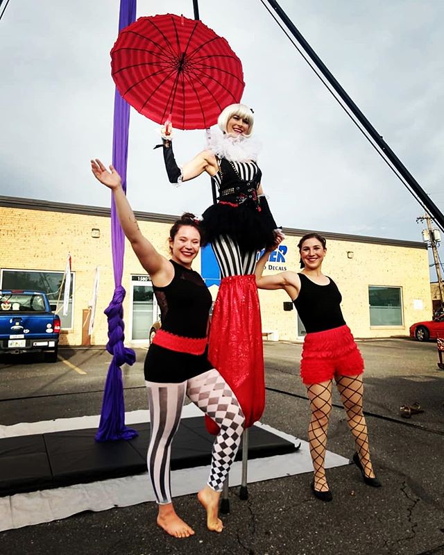 Thank you @40westarts for having us bring the 🎪CIRCUS🎪 out to play this past Friday 🎉 Our hearts are so full 🌈❤ We love connecting with the community through circus!
#rainbowmilitia #rainbowlove #40westartsdistrict #communitycircus #circusconnect