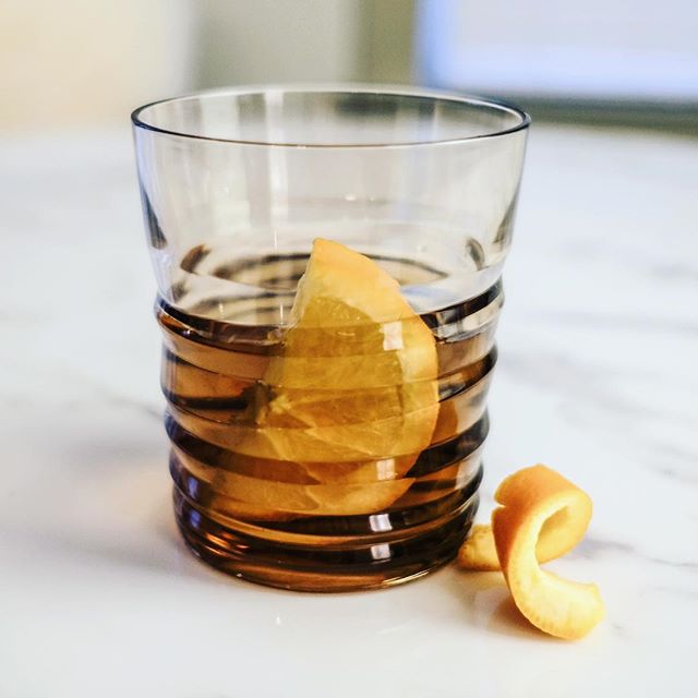 Old Fashioned with Nuglass&trade;️✨
&bull;
&bull;
#nuglass #officialnuglass #availableatwalmart #tritanbyeastman #unbreakable #housewares #dailyhousewares #tabletop #outdoordrinkware #stemlesswine #stemless #longlastingclarity #tritan #teal #wineglas