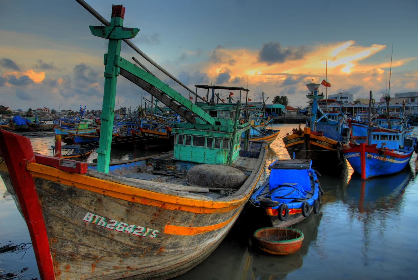 Vietnamese_fishing_boat_04.jpg