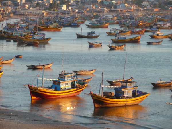 Fishing-boats-at-sunset-Mui-Ne.jpg