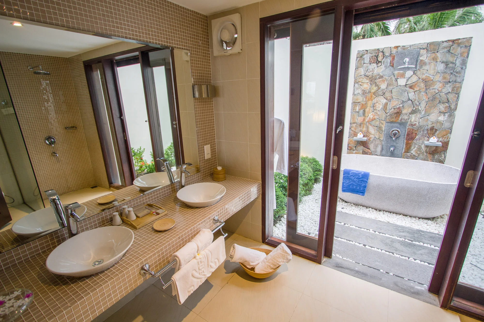 seaviewbungalow-bathroom2-hdr-websize.jpg