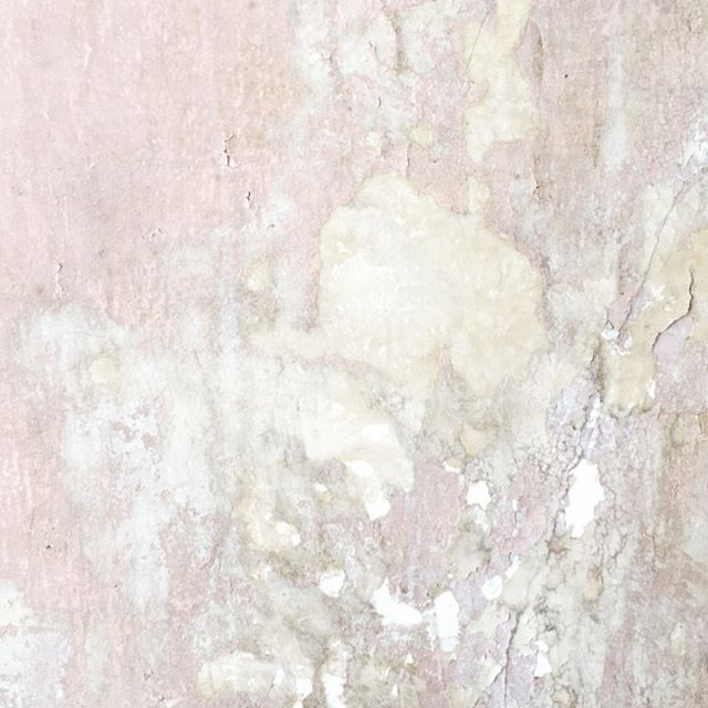 These bedroom walls though...😍😍😍 #mansion #oldhouse #vintage #antique #love #pink #distressed #photoshoot #onlocation
