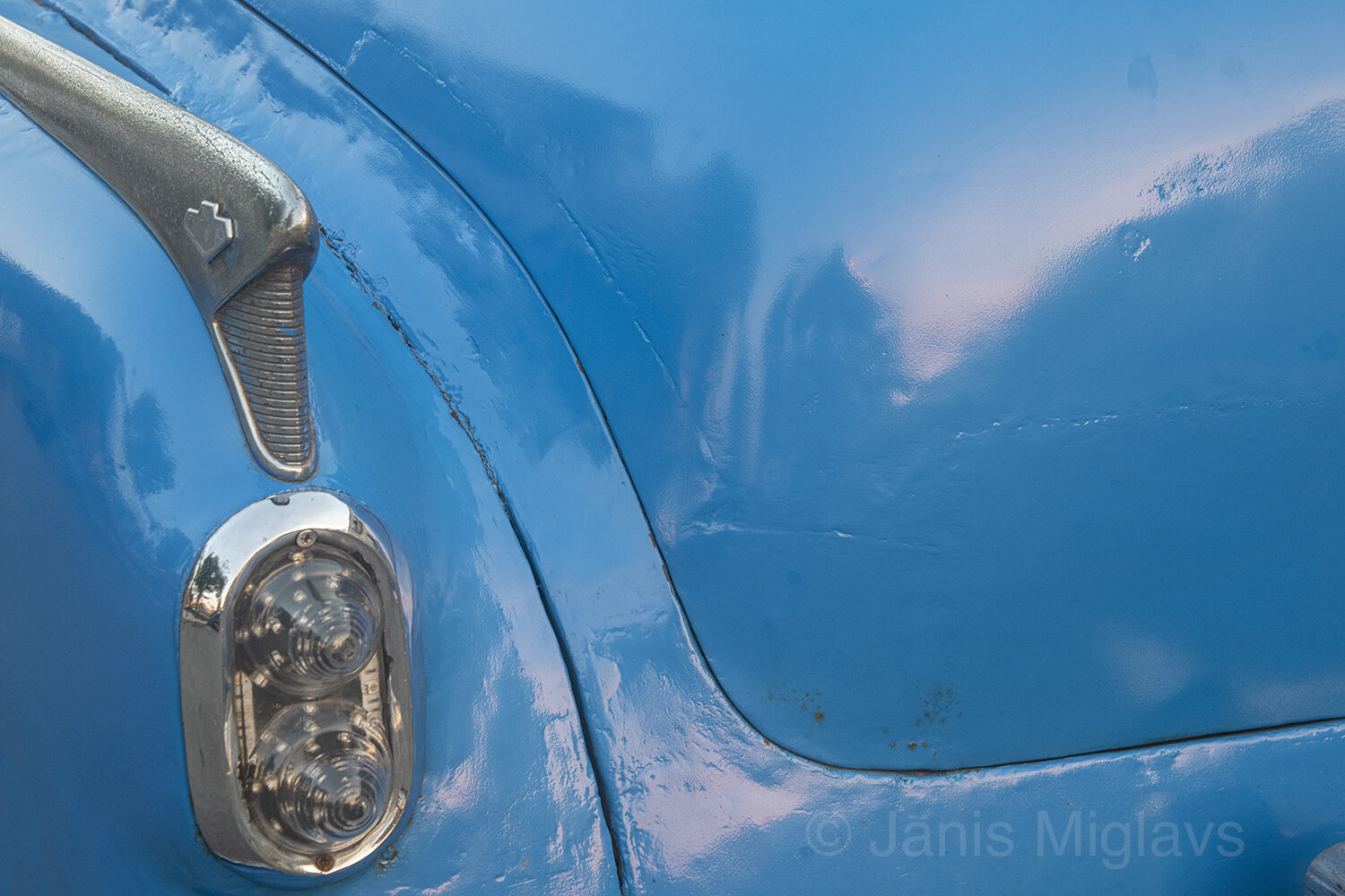 Cuba reflected on the trunk