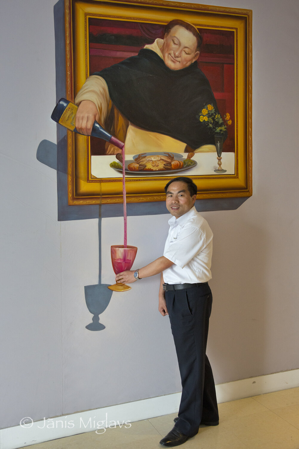 General Manager Ruan Shil Li plays with a paInting at Changyu Moser XV. 