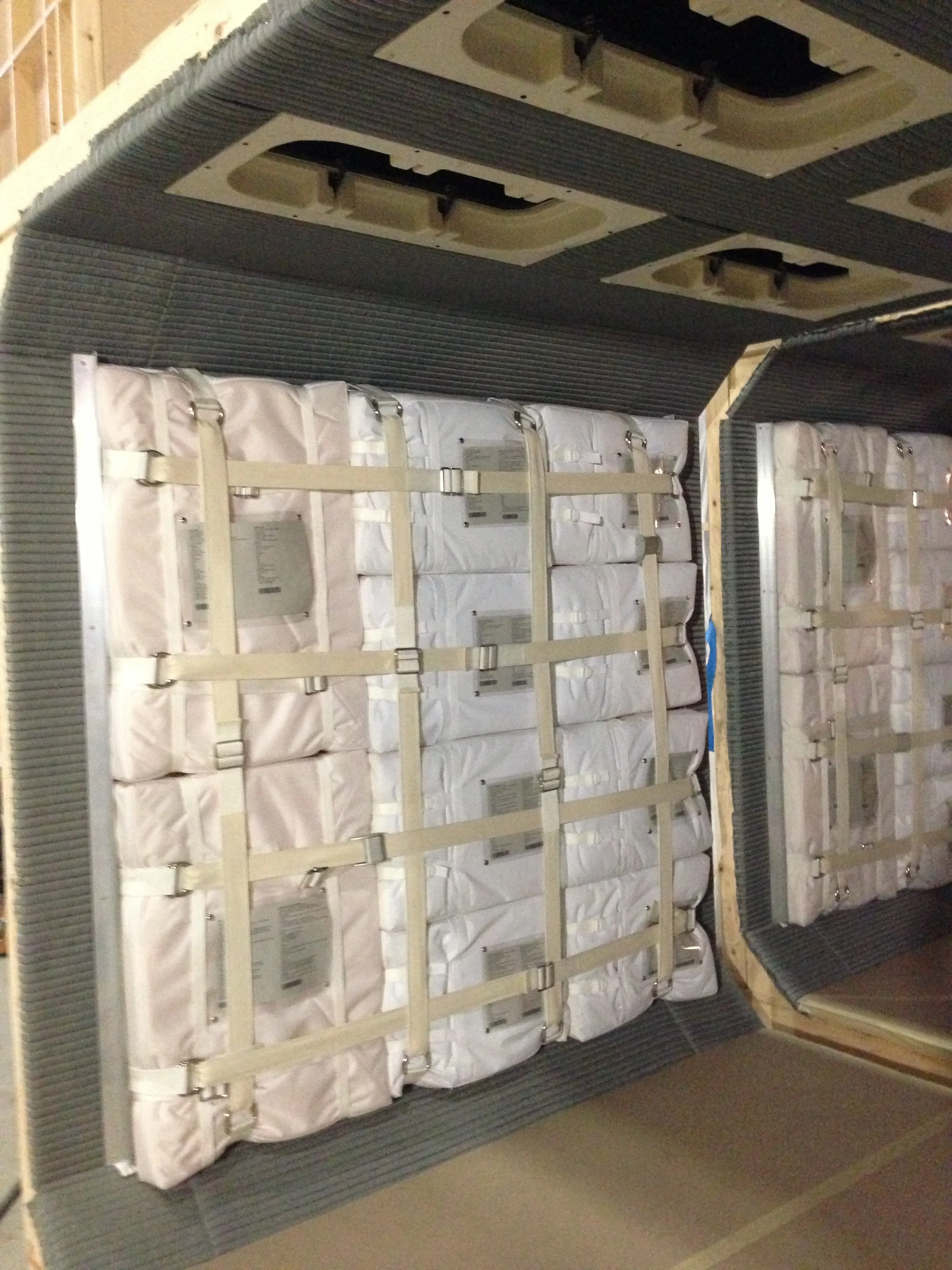  Bag wall with straps 