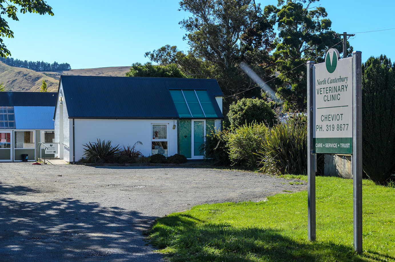 North Canterbury Veterinary Clinic Our team has an ethical focus to assist in developing and growing our clients' businesses and providing quality health care to ensure that their livestock and pets live heathy and productive lives. 14 Hall Street, Cheviot Phone: 03 3198 677 Email: ncv.cheviot@xtra.co.nz www.ncvets.co.nz