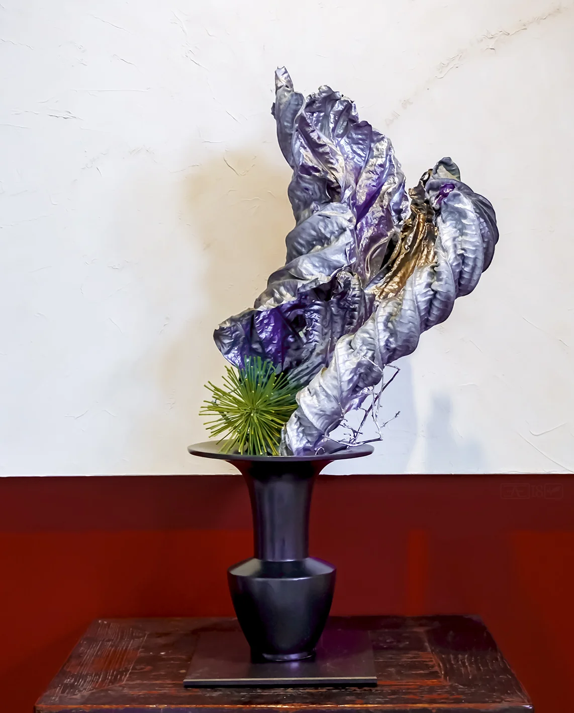 Typically this kind of container is associated with Ikenobo school of Ikebana but I thought why not use it anyway. It was a nice contrast of formal shapes with the dramatic and dynamic freedom of the dried and painted leaves. 