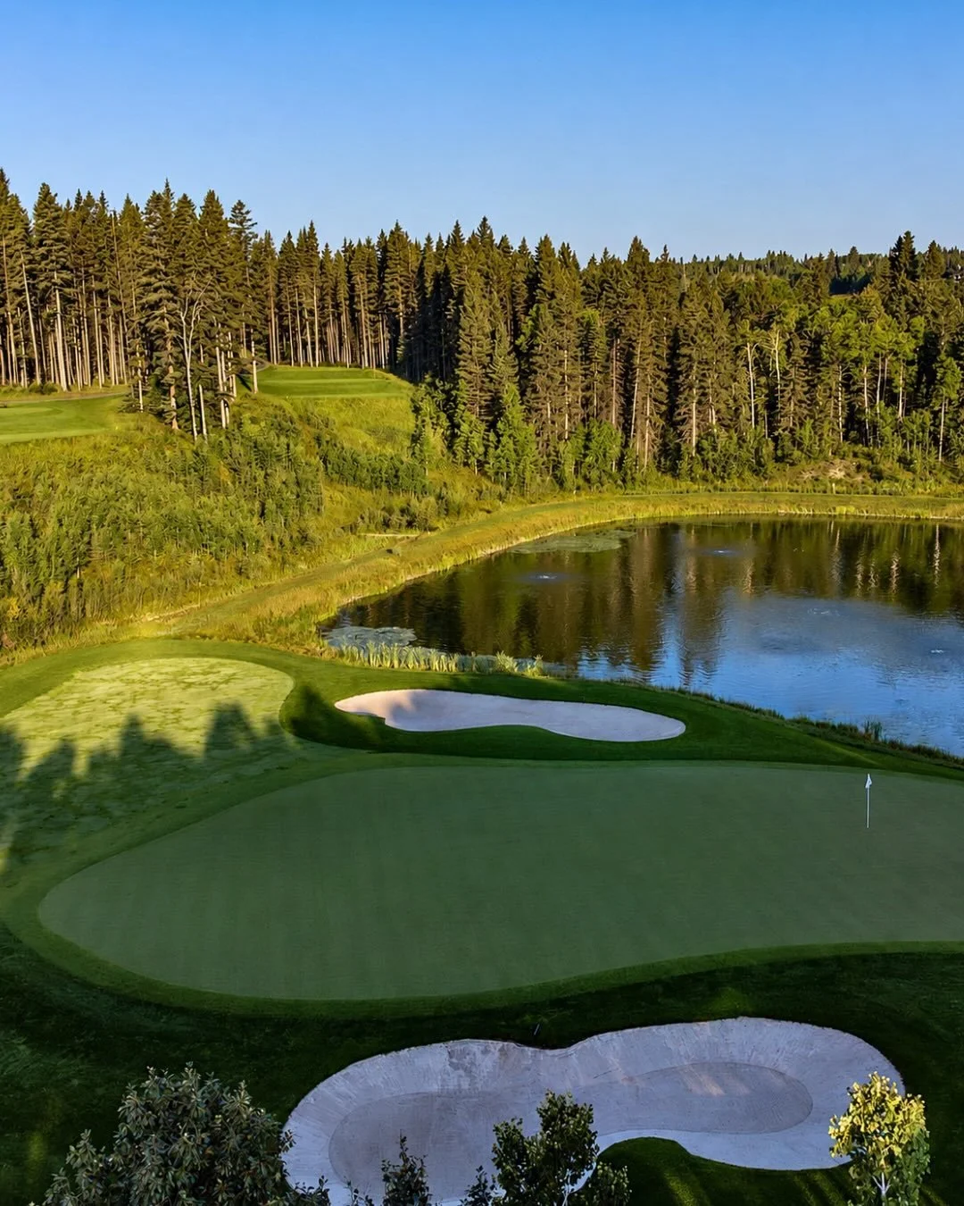 PRIDDIS GREENS // Golf season has officially arrived and our friends over at @priddisgreens are inviting new members to experience everything the club has to offer. They have stunning views mountain views, championship courses to incredible dining an
