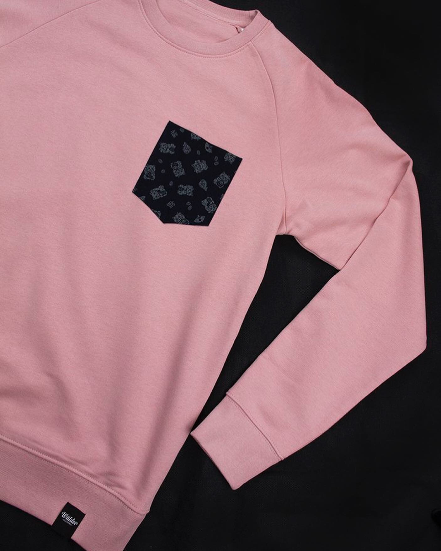 ⚠️ &iexcl;&Uacute;LTIMAS TALLAS DISPONIBLES! ⚠️

🐱 NEKO SWEATSHIRT 🇯🇵 

Sudadera de color rosa claro y bolsillo con ilustraciones de gatos de la suerte japon&eacute;s (Maneki-neko) con fondo azul oscuro, hecha en 85% algod&oacute;n org&aacute;nico