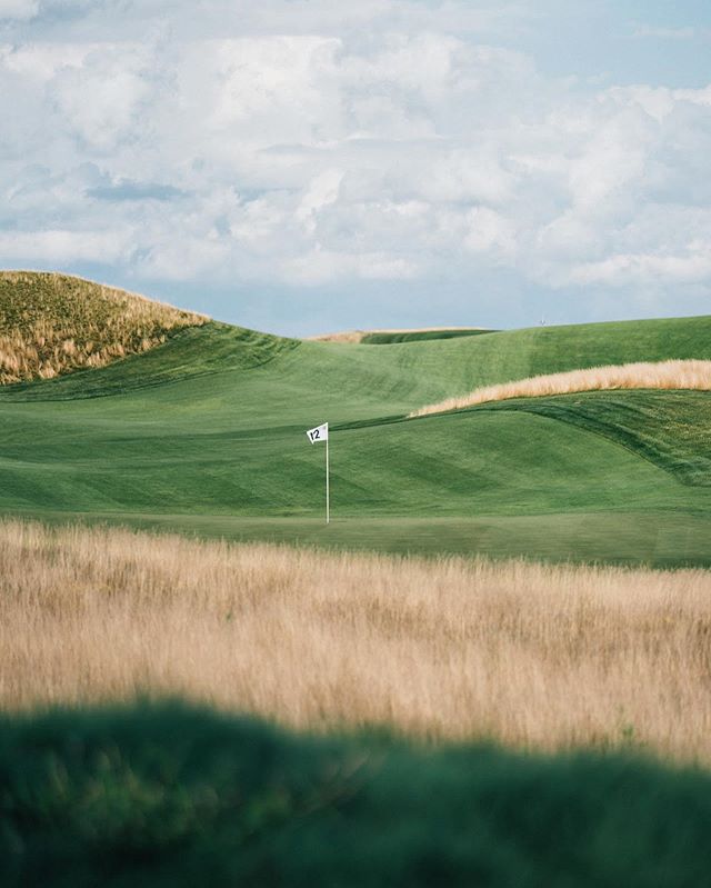 Took the quick drive up from Chicago to check out @erinhillsgolf . Alot of people raved about the course and said it’s a wild ride. Well.... as is evident on the 12th it really really is. The course oozes Western Ireland vibes.
.
Tomorrow I can