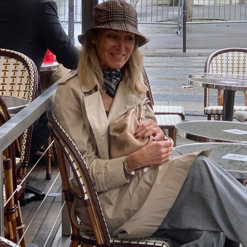 Jour de grisaille à Paris 🌂 🌨 
Jamais sans  mon trench !!😉 assise sans masque, debout hop le masque, vous comprenez le concept vous ?
Je me félicite d&rsquo;avoir glissé ce chapeau de pluie dans mon sac🙏🏼💪
 #picoftheday #conseilenimage #ipar