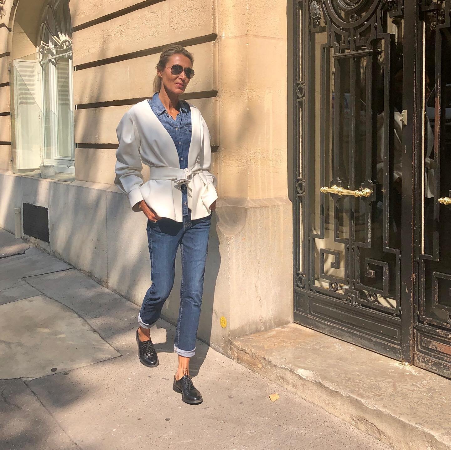 Une pi&egrave;ce - Plusieurs possibilit&eacute;s Avec cette belle saison☀️🌤la veste blanche remplace ais&eacute;ment le blazer bleu marine🌼et illumine notre garde robe. Ici associ&eacute;e &agrave; un Jean boyfriend et des derbies pour un look effo